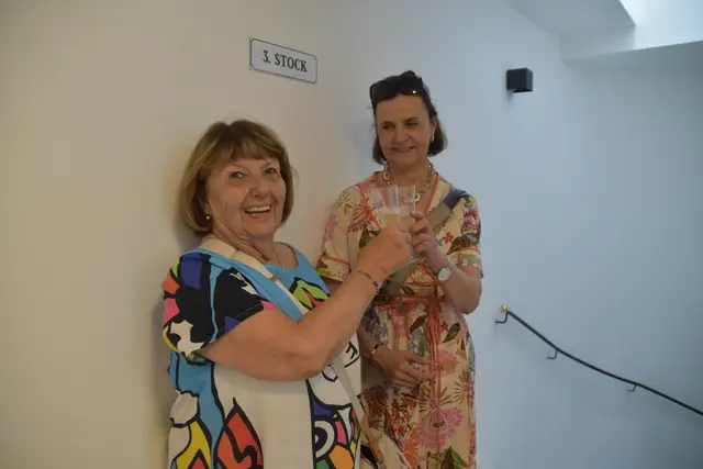 Ehemalige Besitzerin des 150 Jahre alten Gebäudes, Christiane Heckl (li), als auch Maklerin Barbara Reithofer-Jaklin stießen auf das Ergebnis an. | Foto: CITA