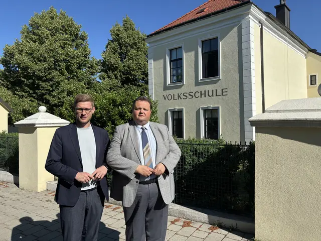ÖVP-Klubobmann Bernd Strobl und ÖVP-Bildungssprecher Patrik Fazekas vor der Volksschule in Loretto.  | Foto: Stefan Schneider/MeinBezirk