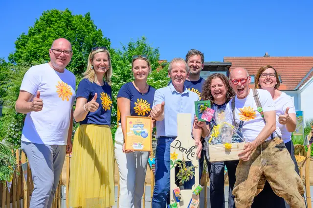 Im Rahmen der Eröffnung wurde Erich Schäfer für seine langjährige und wertvolle Partnerschaft mit SONNENTOR geehrt. v.l.: Gerhard Leutgeb, Manuela Raidl-Zeller, Nicole Altrichter, Erich Schäfer, Michael Kormesser, Gertrude Biedermann, Johannes Gutmann, Edith Gutmann | Foto: Markus Haffert
