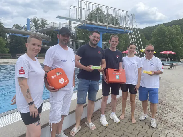 Katharina Micikova, Bademeister Jochen Schmidt, First Responder Roman Bauer, Notfallsanitäter Paul Gräff, Christina Edlbauer und Badereferent Josef Wiesinger. | Foto: Privat