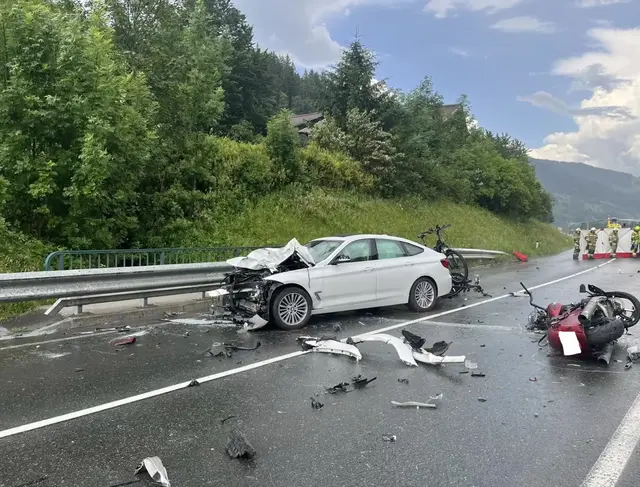 Bei der Frontalkollision eines Motorrades mit dem Pkw eines deutschen Ehepaares auf der B320 Ennstalstraße starb die erst 37 Jahre alte Amtsleiterin von Maria Neustift Kartrin Schweighuber. | Foto: FF Radstadt
