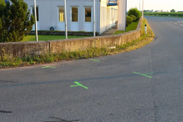 Hier geschah der folgenschwere Verkehrsunfall. Tragischerweise ist die junge Frau Tage später im Krankenhaus verstorben. Unser Mitgefühl gilt der Familie und den Freunden der Toten. | Foto: laumat/Matthias Lauber