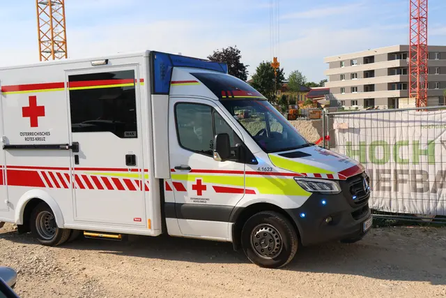 Ein Arbeiter wurde auf einer Baustelle in Gunskirchen so schwer verletzt, dass er nach notärztlicher Versorgung mit dem Rettungshubschrauber abtransportiert werden musste. | Foto: laumat.at