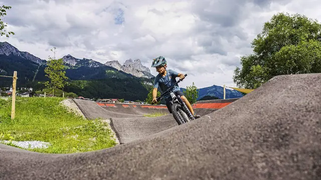 Flow statt treten: Techniktraining am Pumptrack in Grän mit der Bikeschule ALPSTERN. | Foto: TVB Tannheimertal