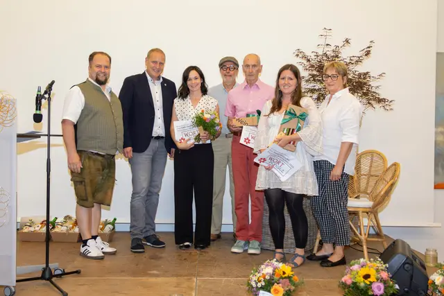 Die Siegerinnen und Sieger der Kategorie „Prosa” mit der Gratulantenschar | Foto: Wortschatz
