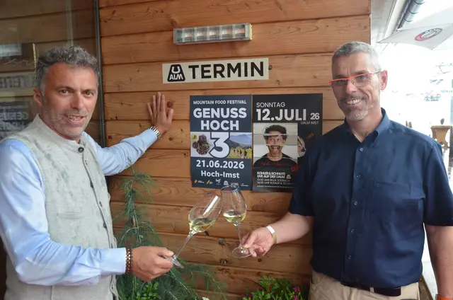 UAlm-Chef Martin Winkler (li.) stoßt mit Bergbahnen-GF Bernhard Schöpf auf die gelungene Genusswanderung an. 