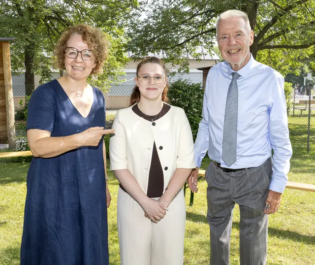 ÖVP-Landesrätin Christiane Teschl-Hofmeister, Ida Heger und Bürgermeister Klaus Schneeberger (ÖVP). | Foto: Stadt Wiener Neustadt/Weller