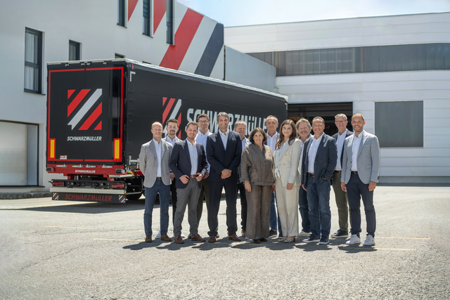 Aufsichtsrat der Schwarzmüller Gruppe: Von links: Georg Eckmaier, Raphael Weigerstorfer, Valentin Clemens, Maximilian Kalhofer, Bastian Litterscheid, Karl Neulinger, Beate Paletar, Martin Lehner, Anna Paletar, Claus Artmayer, Stefan Binnewies, Ole Klose, Alfons B. Veer. | Foto: Schwarzmüller Gruppe 