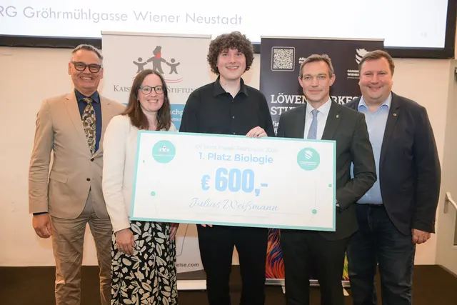 Sieger Biologie: 1. Platz im Bereich "Biologie": Julius Weißmann vom BRG Gröhrmühlgasse in Wiener Neustadt mit der betreuenden Lehrerin Julia Langer, dem Direktor Gerhard Stachl sowie Stadtrat Philipp Gruber und Gemeinderat Christian Filipp | Foto: Foto Tschank