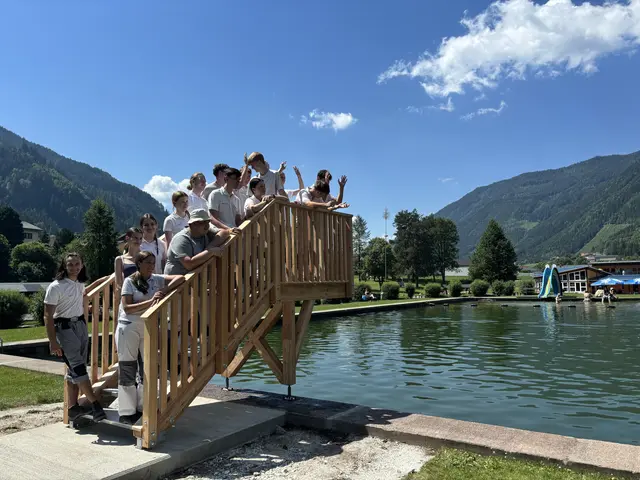 Die Schüler am neuen Sprungturm.
