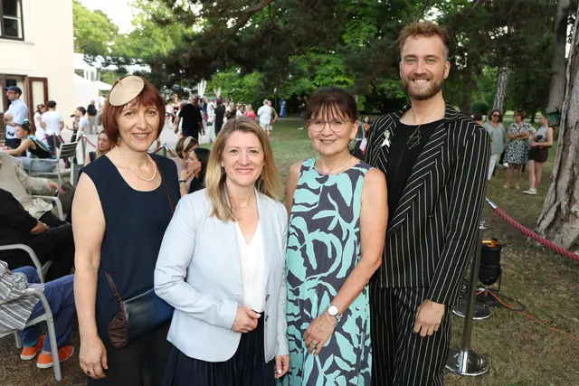 v.l.: Monika Kycelt, Bettina Emmerling (Neos) Vizebürgermeisterin und amtsführende Stadträtin, Martina Reiterer (MA 13 - Bildung und Jugend) und Kevin Knabe.  | Foto: Katharina Schiffl
