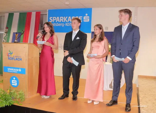 Vier Maturantinnen und Maturanten repräsentierten ihre Klassen. | Foto: FOTO Koren