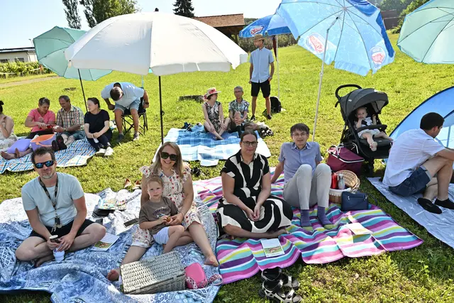 Picknick-Gottesdienst in Gnas: Vollgepackt mit Sonnenschirmen, Klappstühlen, Strandmuscheln, Picknickdecken und gefüllten Körben waren die Menschen zum Gottesdienst gekommen.