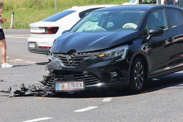 Schwer beschädigt: Zwei Pkw stoßen am Autobahnzubringer der A8 in Pichl bei Wels zusammen. | Foto: laumat.at