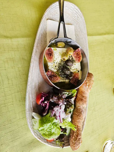 Gebackener Feta mit Feigen, Estragon, Oliven und Zitronen-Honig-Dressing – ein sommerlicher Start in den Abend. | Foto: Genussspecht