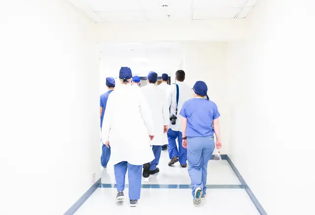 Ab August 2026 soll die Basisausbildung in der Medizin auf sechs Monate gekürzt werden. (Archiv) | Foto: Luis Melendez/Unsplash