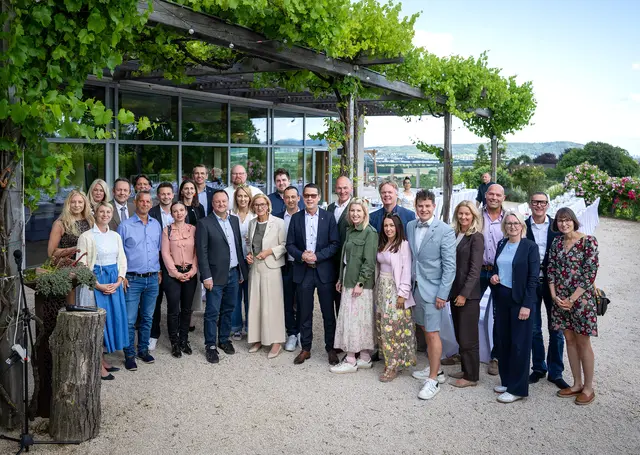 Beim ersten Tourismusdialog Weinviertel kamen Vertreter aus Tourismus, Politik und Wirtschaft am Weingut Holzer in Leobendorf zum offenen Austausch zusammen. | Foto: NLK Peffer