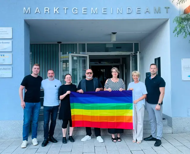 Klare Botschaft gegen Hass: v.l. VBgm. Philipp Mascherbauer, Bgm. Andreas Derntl (beide VP), Renate de Kruijff (Grüne), Mario Hannl-Mißbichler , Margit Hofer, VBgm. Michaela Traxler (alle SP) und Daniel Zitta (VP). | Foto: SPÖ St. Georgen/G.