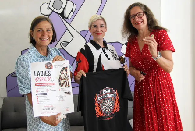 Astrid Malle (Leiterin Frauenbüro), Melanie Lang (ESV DC Inferno) und Stadträtin Constance Mochar freuen sich auf den Dart-Damenschnupperabend am 2. Juli. | Foto: StadtKommunikation/Spatzek