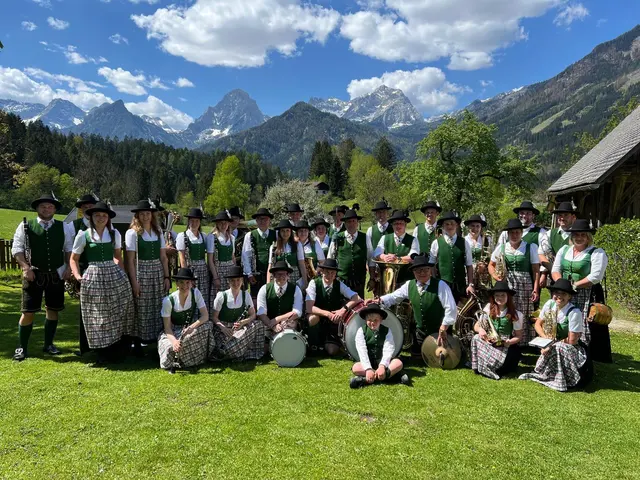 Die Trachtenmusikkapelle Hinterstoder mit ihrem neuen Obmann Engelbert Edlinger und dem musikalischen Leiter Georg Neulinger. | Foto: TMK Hinterstoder