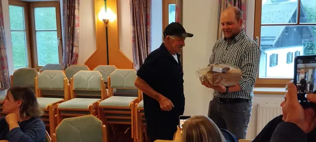 Bezirksforstinspektor Dominik Bilgeri bedankte sich bei Franz-Josef Kärle mit einem Geschenkkorb. | Foto: Kärle