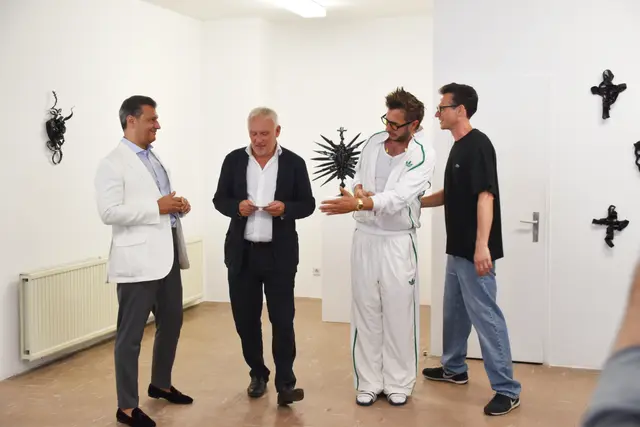 Stolzlechner (li) begrüßte die Kunstbrüder "Comploj &amp; Comploj". | Foto: Patricia Hillinger/MeinBezirk