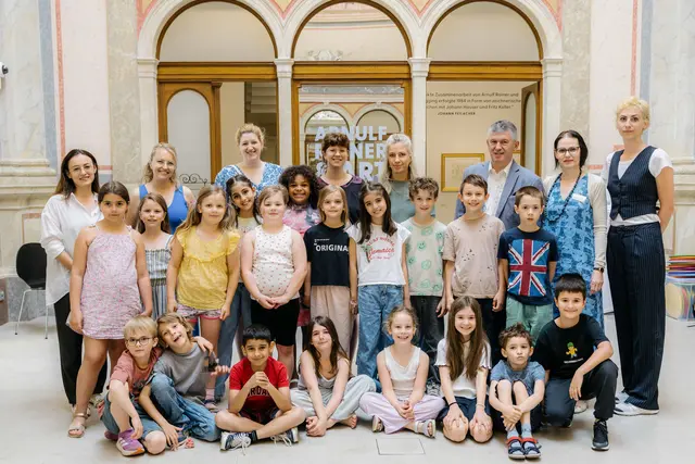 Kunstvermittlerin Kristina Havlicek, Leitung Kunstvermittlung Christine Humpl-Mazegger, Leiter der Abteilung für Schulen, Kindergärten und Bildung Otto Wolkerstorfer, Klassenvorständin Eva Christina George, Kunstvermittlerin Clarissa Reinwein, Gemeinderätin Patrizia Pils, Schülerinnenmutter Fr. Schilcher und Direktorin Volksschule Adelaida Fisekci. | Foto: Arnulf Rainer Museum/Cedrick Kollerics