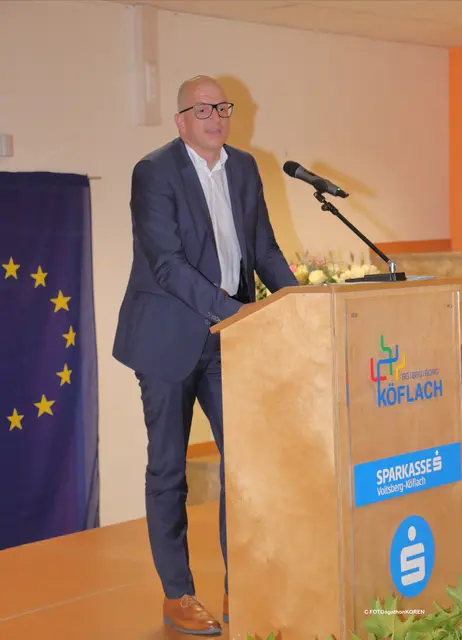 Elternvereinsvertreter Alfred Groß erinnerte sich an die eigene Schulzeit. | Foto: FOTO KOREN