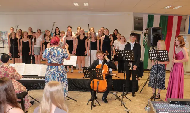 Der Schulchor mit Heide Marie Reif sorgte für schöne Momente. | Foto: FOTO Koren