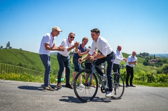 Der WSA KTM Graz-Profi Martin Messner zeigt bereits, wie steil die letzte Bergwertung kurz vor Gamlitz ist. | Foto: Expa Pictures