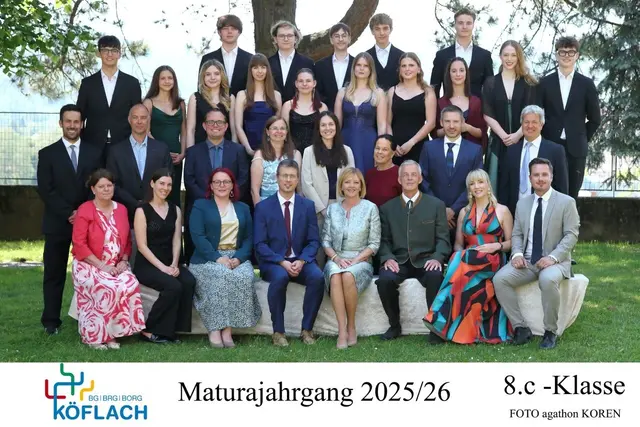 Hier alle Maturantinnen und Maturanten der 8c-Klasse und der Lehrkörper | Foto: FOTO Koren