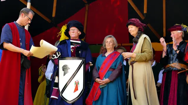 Robert und Ilse Auer müssen ab sofort auch ein Wappen führen. 