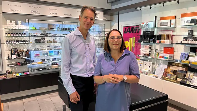 Im Zuge des Jubiläums besuchte auch Bezirksvorsteherin Julia Lessacher (SPÖ) das Geschäft. | Foto: BV6