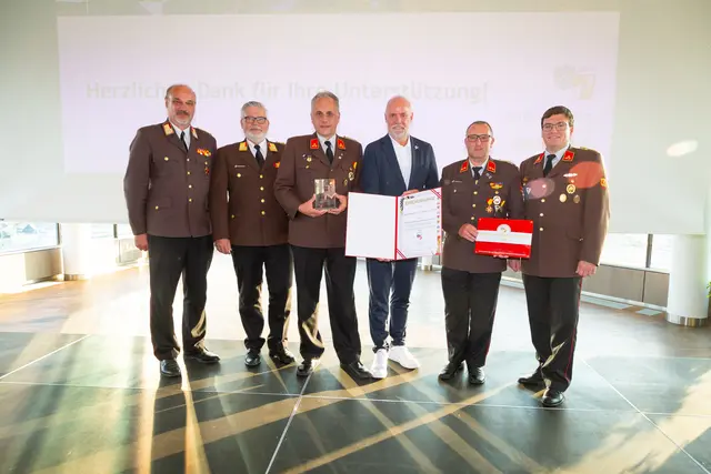 Das Autohaus Josef Kamper wurde vom Österreichischen Bundesfeuerwehrverband als „Feuerwehrfreundlicher Arbeitgeber 2026“ ausgezeichnet.  | Foto: Autohaus Josef Kamper