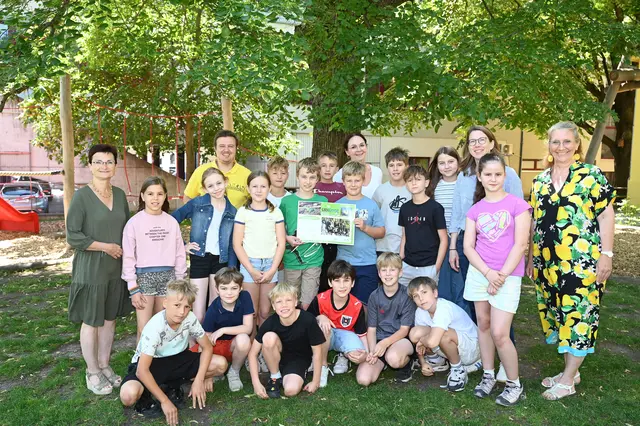 Im Bild die Schülerinnen und Schüler der 4b mit Schuldirektorin Karin Sautner, Klassenvorständin Gabriela Meneda, Bürgermeisterin Dagmar Händler, Umweltgemeinderätin Maria von Balthazar sowie Norbert Elek. | Foto: Pohl