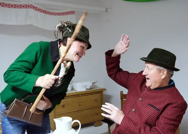 Menschliche Schwächen werden augenzwinkernd aufs Korn genommen. | Foto: Theatergruppe Pack