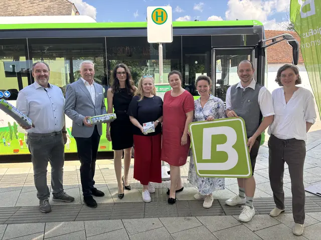 Axel Dobrowolny, Geschäftsführer Stadtmarketing Weiz; Hermann Retter, Inhaber Retter GmbH; Heike Krug-Leitold, Prokuristin Steiermarkbahn; Monika Langs, Vizebürgermeisterin Stadt Weiz; Landesrätin Claudia Holzer; Alexia Getzinger, Regionalmanagerin Postbus AG; Manfred Graf, Verkehrsplanung Verkehrsverbund; Anna Hagauer, Verkehrsplanung Land Steiermark (v. l.).