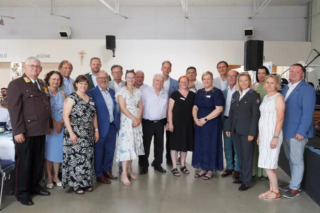 Zum 20-Jahre-Jubiläumsfest in der Gemeindehalle konnte der Heimbetreiber Senecura zahlreiche Ehrengäste begrüßen: Feuerwehrkommandant Andreas Weigl, Elisabeth Trummer, Medizinalrat Gerhard Prior, Wohnbereichsleiterin Sabine Kosak, Gemeindearzt Mark Somogyi, Bürgermeister Christian Balogh, Norbert Darabos, Wohnbereichsleiterin Alina Kuzmits, Ortsvorsteher Franz Klemen, Altbürgermeister Johann Balogh, Senecura-Regionaldirektor Michael Pinz, Pflegedienstleiterin Melanie Sonnleitner, Ortsvorsteher Roland Ribarich, Heimleiterin Bettina Balogh, Rudolf Satovich, Bezirkshauptmann Klaus Trummer, Petra Herz, Bianca Stifter-Koo, Wohnbereichsleiterin Tanja Jovovic und Landtagsabgeordneter Roman Kainrath (von links). | Foto: Emmerich Mädl