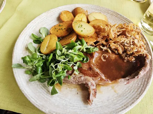 Tiroler Sirloin-Rostbraten mit Röstkartoffeln und Röstzwiebeln – klassisch interpretiert. | Foto: Genussspecht