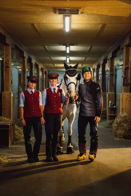 Gestütsmitarbeiterinnen mit Pluto Wanda und Arvid Auner | Foto: ArVideo