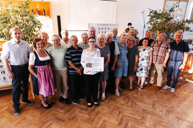 Bgm. Johann Wolf-Maier (re), Franz Voves (li) mit den Zeitzeugen-Autoren aus Vasoldsberg. | Foto: privat