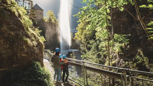 Natur, Sagenwelt und Wassererlebnis im Zammer Lochputz: Führungen, Filzstation mit der „Kellerhexe“ und Einblicke in das historische Schaukraftwerk sorgen für ein vielseitiges Programm. | Foto: Roman Huber Photo