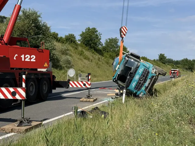 Die Mischtrommel wurde vor dem Anheben mit Zurrgurten gesichert. | Foto: FF Glaubendorf