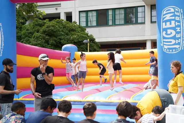 Das große "Meidling spielt" – Eröffnungsfest bietet neben einem tollen Bühnenprogramm auch Luftburg und Trampolinhüpfen. Das gesamte Programm findet bis zum 4. September statt.  | Foto: BV 12