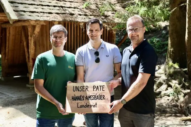Parkleiter Andreas Prieger, Landesrat Hannes Amesbauer und Prokurist Sepp Anichhofer mit der Patenschaftstafel. | Foto: Land Steiermark/PB Amesbauer