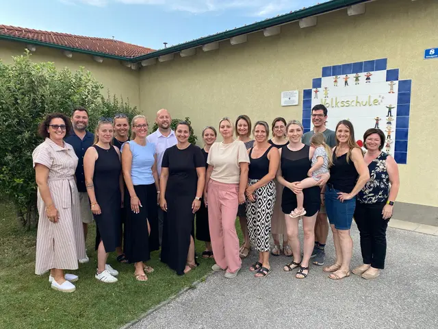 VS Direktorin Judith Moser-Schachinger, NMS Direktor Martin Friedl, Stephi Hahn, GGR Katja Lang, Rita Soltiz, GGR David Diabl, Obfrau Bianca Benda, Carmen Höller, Larah Reither, ehem. Obfrau Sandra Wandrasch, Susi Scheibenreif, Simone Friedl, Lisa Gruber, GR Manfred Bürger, Sabine Ader, Tanja Pölzlbauer | Foto: Gemeinde Lanzenkirchen/zVg