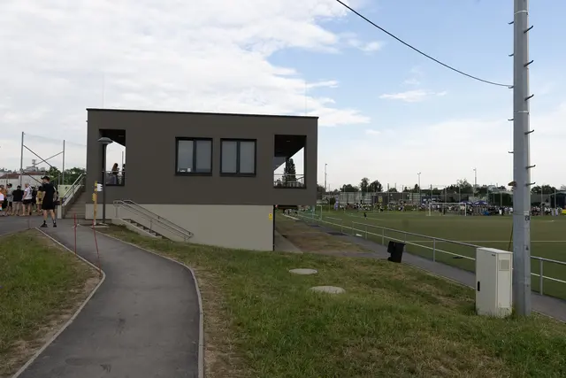Das neue zweistöckige Funktionsgebäude ist barrierefrei. | Foto: Lukas Fuchs/Stadt Wien