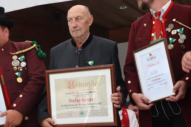 Stefan Geiger, seit beachtlichen 55 Jahren Mitglieder der Schützenkompanie Fiss. | Foto: Thomas Seelos