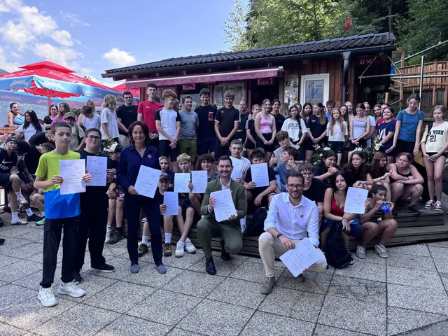 Die Ehrung erfolgte durch Bildungsdirektorin Isabella Penz und die Landesräte Sebastian Schuschnig und Peter Reichmann. | Foto: MeinBezirk