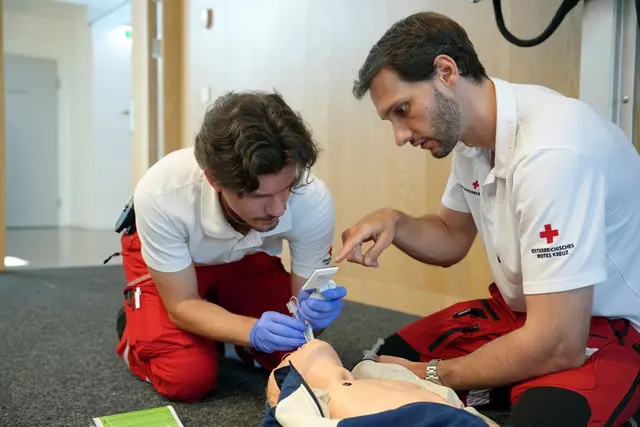 In realitätsnahen Simulationen trainierten die Teilnehmerinnen und Teilnehmer die strukturierte Versorgung von Patientinnen und Patienten nach einem Atem-Kreislaufstillstand. | Foto: Rotes Kreuz Salzburg